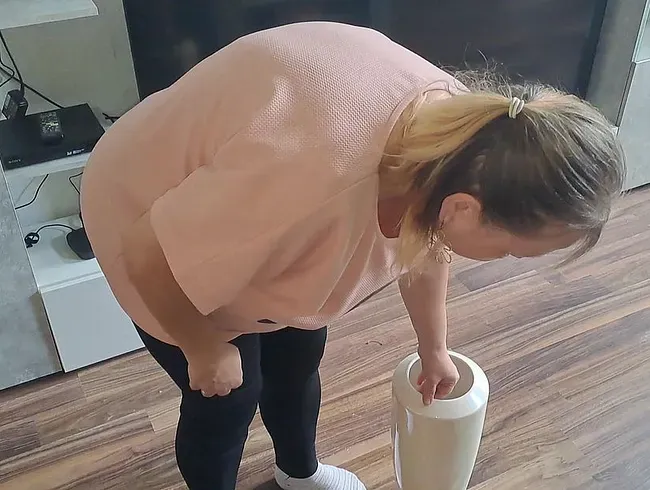 pinkeln in der Vase