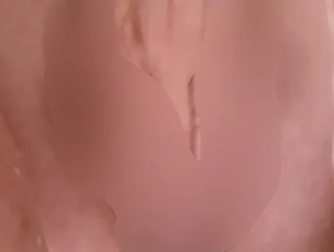 auf der Kloschüssel gehockt mit Handy in der Hand