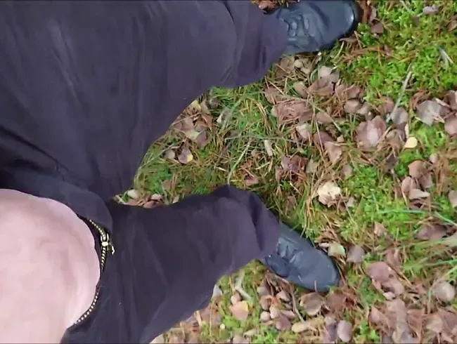 Pissen im Wald