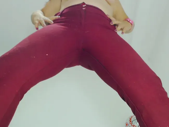 Fetisch für enge rote Jeans: Ich pinkle mir in die Hose, bis sie völlig durchnässt ist.