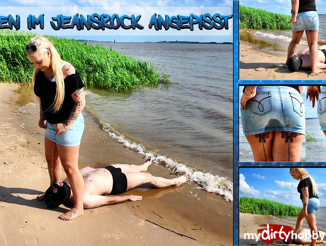 Sklaven im Jeansrock angepisst