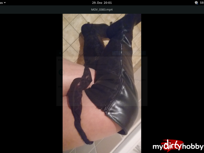 Pisse auf der Toilette mit meinen Overkneestiefel