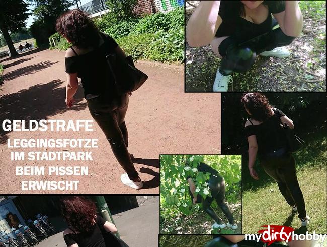 Geldstrafe ? Ordnungshüter hat die  Leggingsfotze im Stadtpart beim pissen erwischt !