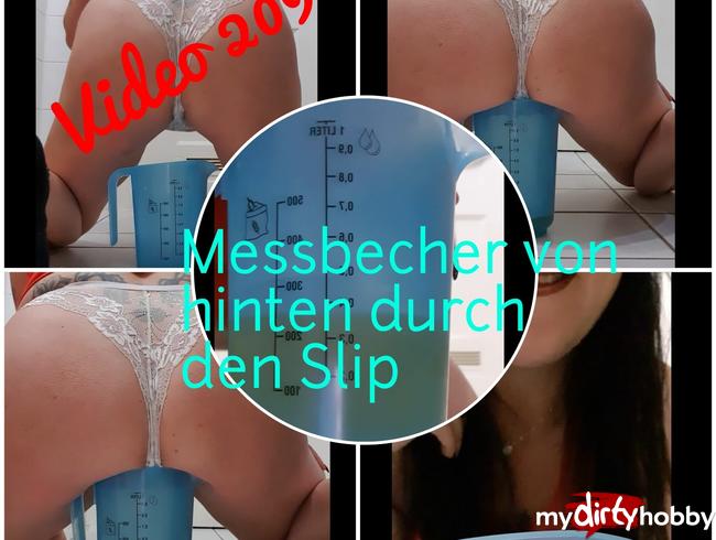 Von hinten durch den Slip in den Messbecher